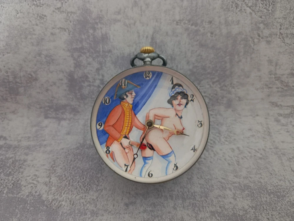 Starožitné švýcarské hodinky OMEGA ve skleněné kouli z let 1920/30 s erotickým motivem