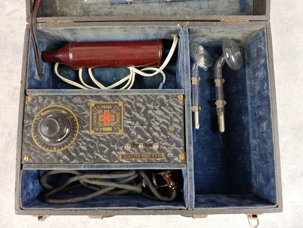 Vysokofrekvenční elektroterapeutický přístroj PRAGA – ELEKTRO AS SANITAS (cca 30. léta 20. století)