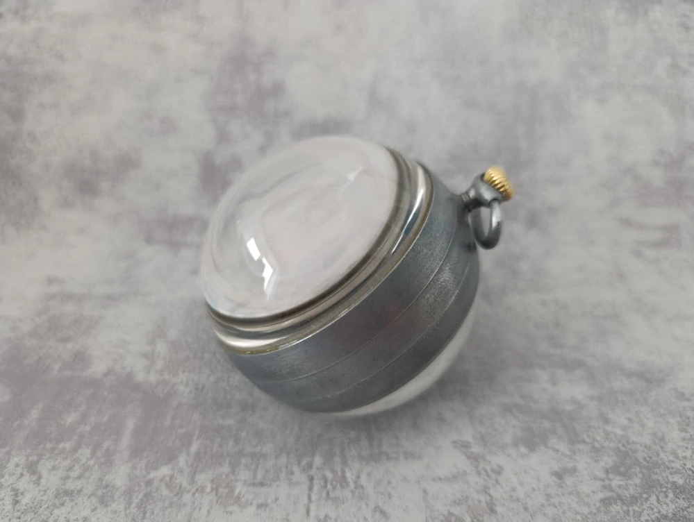 Starožitné švýcarské hodinky OMEGA ve skleněné kouli z let 1920/30 s erotickým motivem
