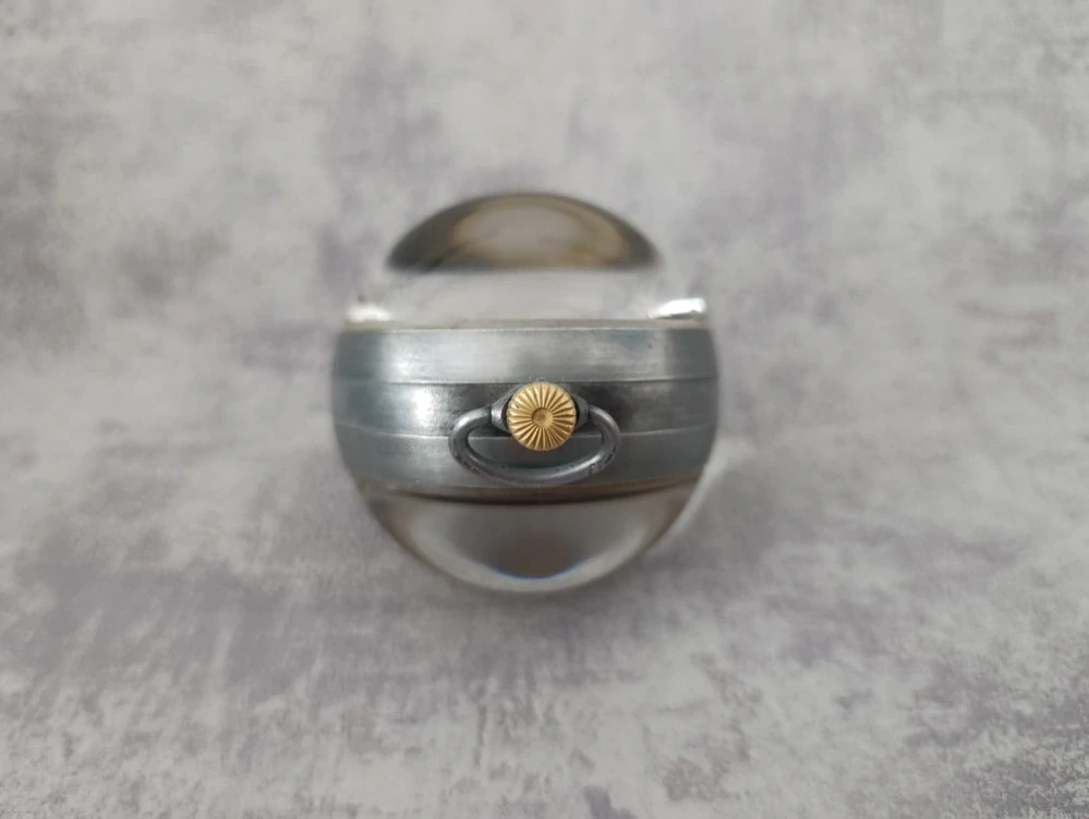 Starožitné švýcarské hodinky OMEGA ve skleněné kouli z let 1920/30 s erotickým motivem