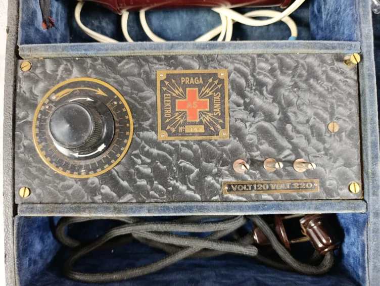 Vysokofrekvenční elektroterapeutický přístroj PRAGA – ELEKTRO AS SANITAS (cca 30. léta 20. století)