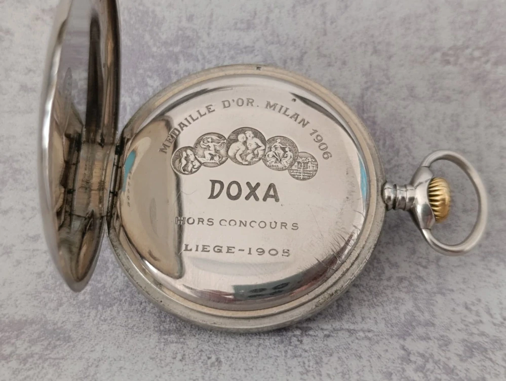 Historické kapesni hodinky DOXA s erotickým motivem