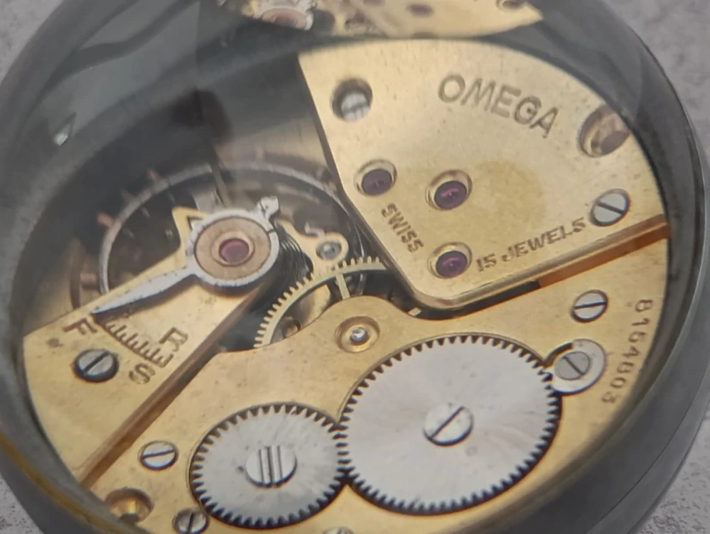 Starožitné švýcarské hodinky OMEGA ve skleněné kouli z let 1920/30 s erotickým motivem